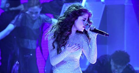 Selena Gomezs Revival Tour Style Popsugar Latina