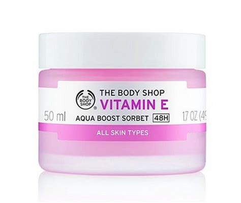 Cara mengatasi kulit wajah yang kering dan kusam selanjutnya adalah dengan menggunakan pelembap atau moisturizer setiap hari. 7 Rekomendasi Produk Pelembab untuk Kulit Kering dan Kusam