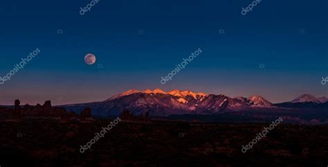 Full Moon Rising Above La Sal Mountains Arches National Park — Stock