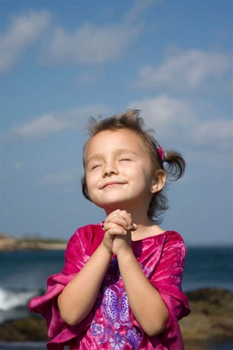 Little Girl Praying And Praising God Crianças Preciosas Crianças