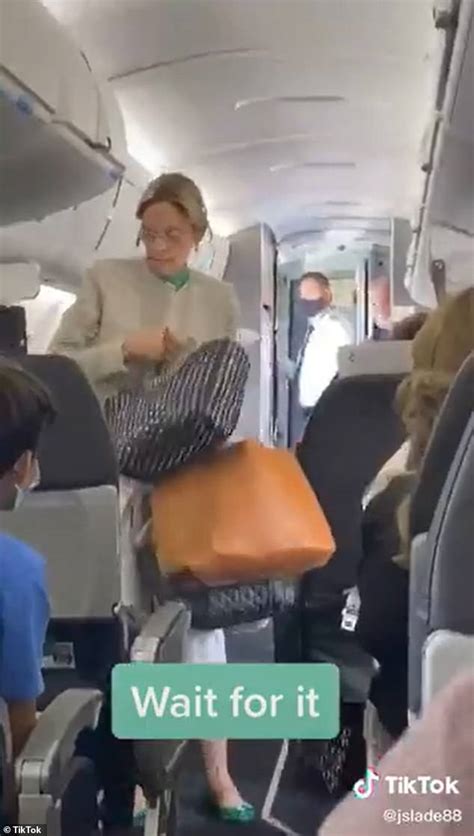 You Can Clap All You Want Passengers Applaud American Airlines Staff For Kicking A Woman Off