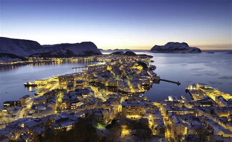The city alesund is known for its characteristic art nouveau architecture, beautiful fjords and the magnificent sunnmorsalpene mountains. Ålesund i Sunnmøre - Oficjalny przewodnik po Norwegii ...