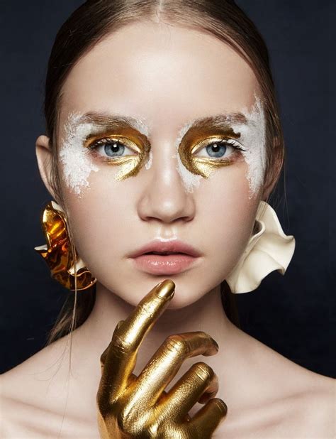 Every Single Time Pat Mcgrath S Runway Makeup Looks Made Our Jaws Drop Artofit