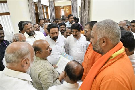 Cm Of Karnataka On Twitter ಮಾಜಿ ಉಪಮುಖ್ಯಮಂತ್ರಿ ಲಕ್ಷ್ಮಣ ಸವದಿ ನೇತೃತ್ವದಲ್ಲಿ ಇಂದು ಗೃಹ ಕಚೇರಿ