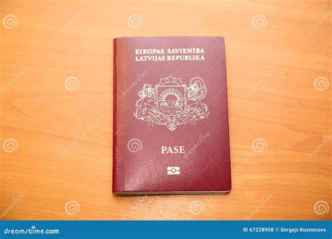 Latvian mieszkana paszport zdjęcie stock Obraz złożonej z republika