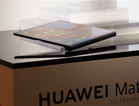 Huaweis 5g Smartphone Transforms Into An 8 Inch Display