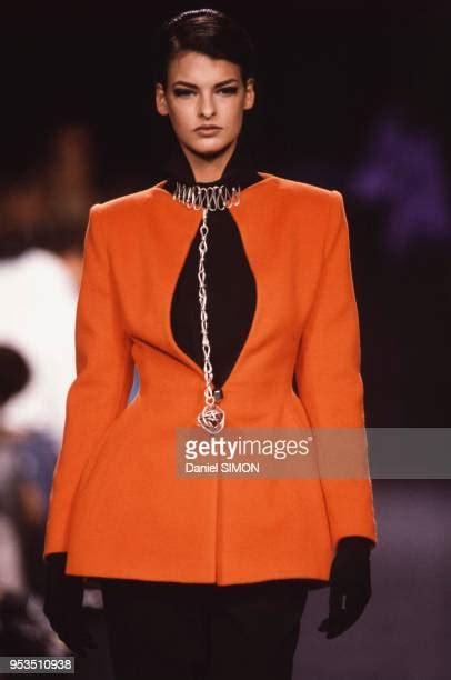Linda Evangelista 1990 Photos And Premium High Res Pictures Getty Images