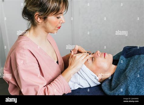 Beautician Facial Massage Beauty Salon Kosmetikbehandlung Beauticians Facial Massages Stock