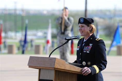 Mulher Assume Maior Comando Do Exército Dos Eua Pela 1ª Vez Na História