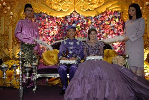 Majlis perkahwinan yang julung kali diadakan itu akan dijadikan produk pemasaran untuk mempromosikan pakej perkahwinan di zoo negara. Majlis Perkahwinan Tomok (Newboyz) Dan Isteri, Siti Rahayu ...
