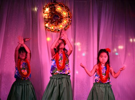 In Pictures 2nd Annual Parol Lantern Festival Shines Light On Filipino