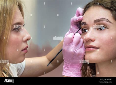 Thick Eyebrows Hi Res Stock Photography And Images Alamy