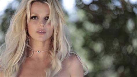 Britney Spears Presume Sus Curvas En La Playa Con Diminuto Bikini