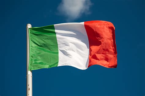 Italian national flag was inspired by the french flag, which was brought there in 1796 when napoleon attacked italy. صور علم ايطاليا رمزيات وخلفيات Italy Flag | ميكساتك