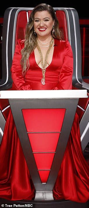 Kelly Clarkson Looks Red Hot In A Cleavage Baring Gown For The Voice
