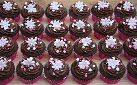 Unikatowe, personalizowane i ręcznie robione przedmioty z naszych sklepów. Chocolate Party Cupcakes with pink flower decorations ...