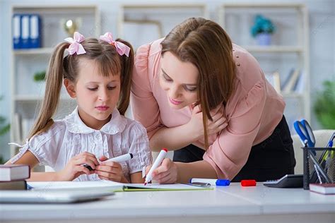 Madre Ayudando A Su Hija A Hacer La Tarea Vector Fondos E Imagen Para