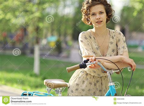 Fille Sur Une Bicyclette Dans La Robe Photo Stock Image Du Sain