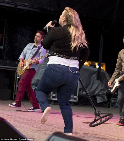 Kelly Clarkson Wears Tight Jeans And A T Shirt At Ktuphoria Concert In