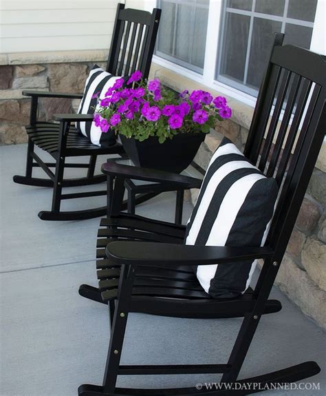 Free transport on purchases over $35 and save 5% daily along make a gorgeous addition to any entrance porch house or yard with this bradley white slat patio rocking chair. 20+ Cute And Cool Front Porch Decor Ideas - Trendecora ...