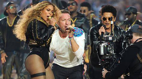 Watch Beyonce Falls Super Bowl Halftime Show Almost Goes Wrong Variety