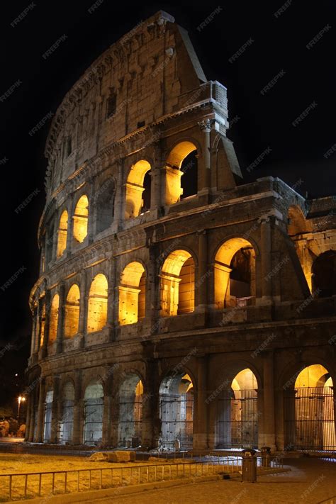 Coliseu à Noite Em Roma Itália Foto Premium