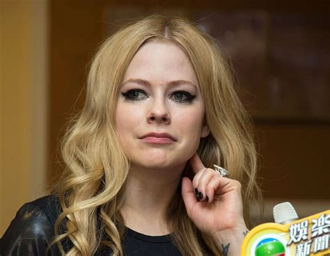 Avril Lavigne Suffers From Mysterious Illness Celeb Zen