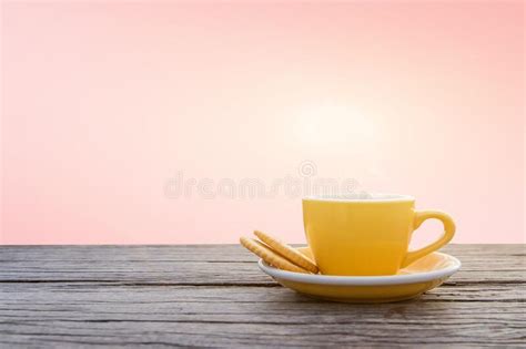 En Kopp Varma Espressokaffemuggar Som Placeras På Ett Golv Av Trä På Havsytan Med