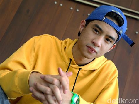 Untuk kumpul dan curhat bersama fans. Devano Danendra Lebih Berwarna dalam 'Bisakah?'