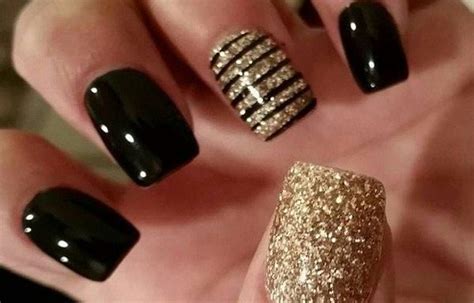 Una de las claves puede estar en una acertada elección de los colores a combinar, y en este sentido, el resultado de unir el dorado con el color negro es realmente interesante. Uñas decoradas con dorado | Uñas decoradas doradas, Uñas ...