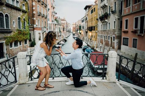 This Couple Didn T Let Rain Ruin Their Dream Proposal In Venice And Got The Most Stunning