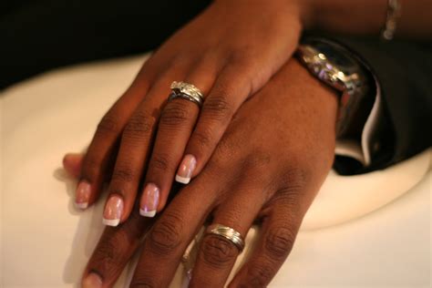 People like to wear rings on this finger to show off according to my research, while you put the wedding band on the third finger of the left hand, in the past, men wore a black ring on the right middle finger is a symbol of asexuality. Significance Of Wedding Rings On Fourth Finger