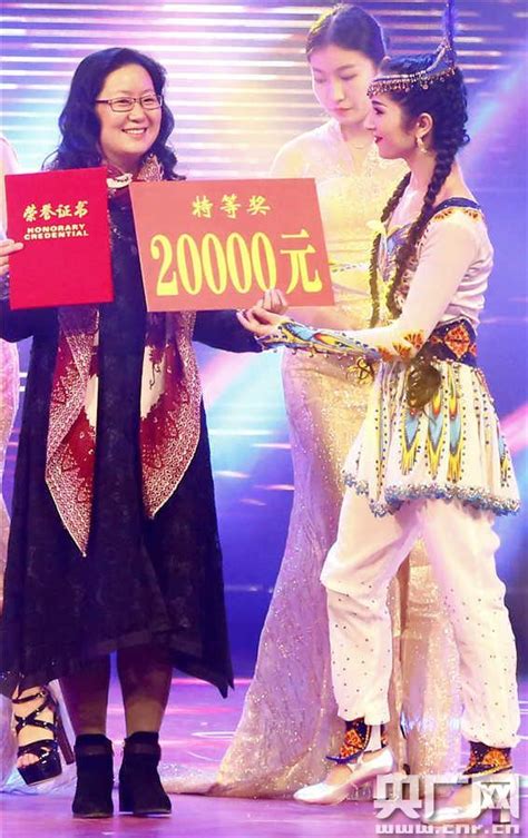 中国好舞蹈冠军古丽米娜买买提颁发特等奖央广网记者 张雷 摄