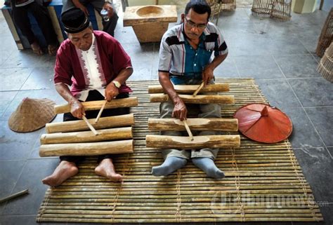Bunyi ketiga tali ini bisa diatur sesuai fungsinya sebagai canang, memong dan gong dengan ganjal yang ditaruh untuk memisahkan tali dan bambu. Alat Musik Tradisional Aceh Singkil, Foto 5 #809712 - Tribunnews.com