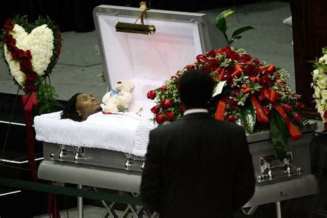 Dead Celebs Who Had Creepy Open Casket Funerals Aaliyah Funeral Funeral Photography Aaliyah