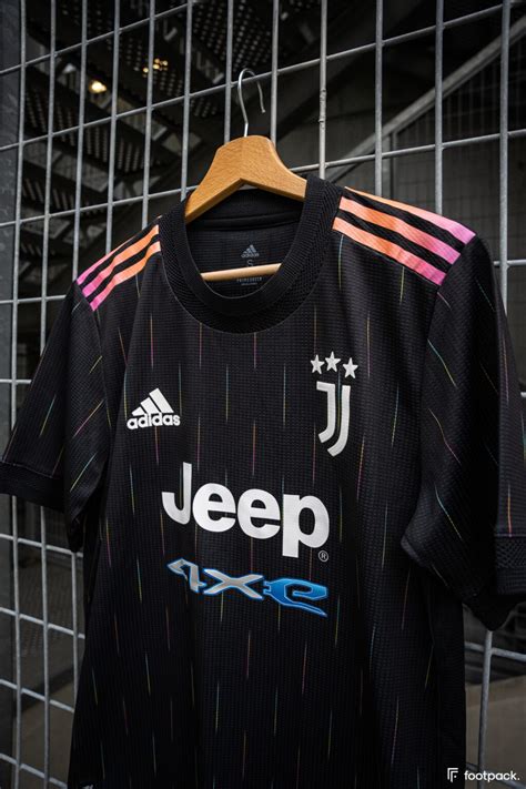 Le maillot extérieur de la Juventus 2021-2022 présenté par adidas