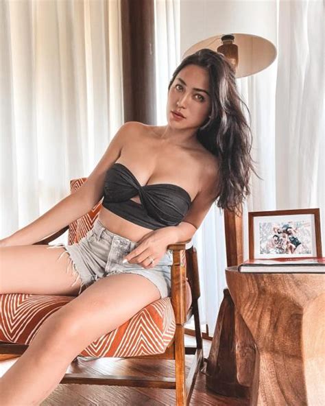 Jessica Iskandar Pose Seksi Hanya Pakai Bra Body Hot Mama Masih Seperti Gadis Okezone Lifestyle
