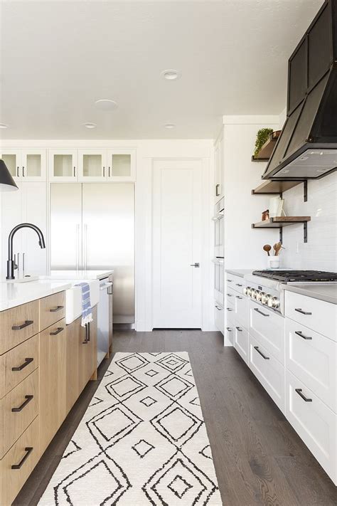 Creamy sherwin williams kitchen cabinet inspiration. Sherwin Williams Snowbound white kitchen cabinet paint ...