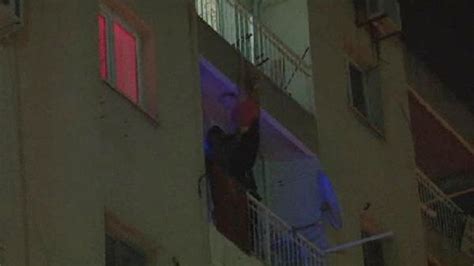 Kendini balkondan sarkıtan kadın böyle kurtarıldı İzmir Haberleri