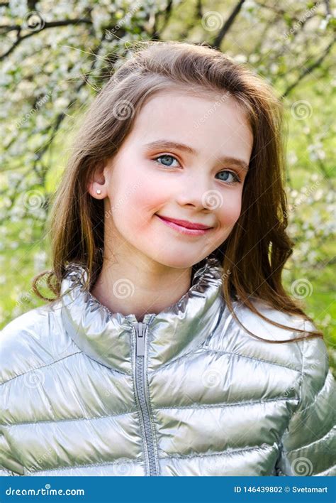 Retrato Da Crian A De Sorriso Ador Vel Da Menina Fora No Dia De Mola Foto De Stock Imagem De