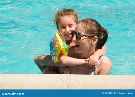 Moeder En Dochter Hebben Plezier In Het Zwembad Een Meisje Met Mouwen