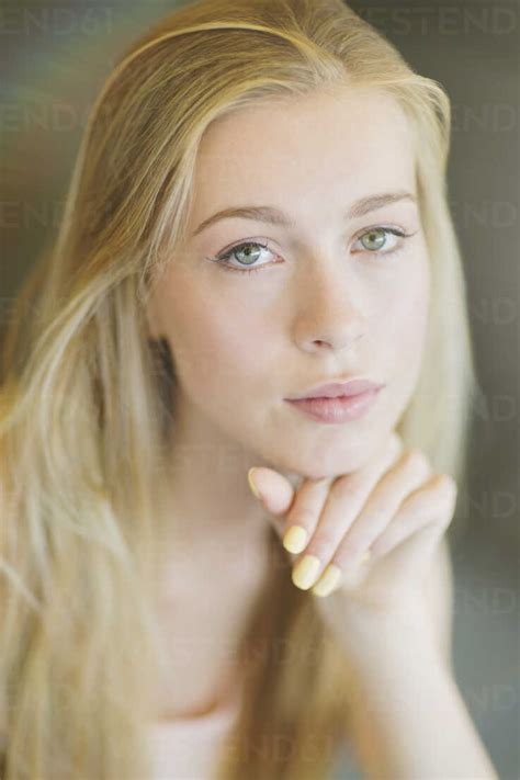 Porträt ernst schöne blonde Teenager Mädchen lizenzfreies Stockfoto