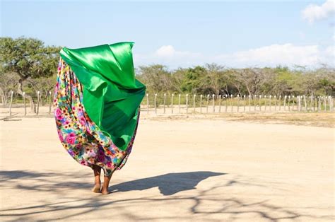 mujer bailando danza típica wayuu cultura indígena de la guajira colombia paisaje desértico