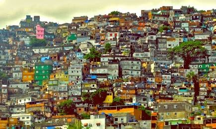 The favelas are diverse — some have rudimentary infrastructure, while others have homes hooked 5. UMA ESCOLA NA FAVELA ENTRE OS TIROTEIOS « Associação Rumos