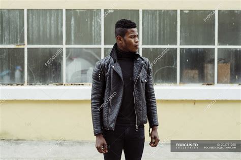 Black Man Standing Against Building — Modern Wear Stock Photo