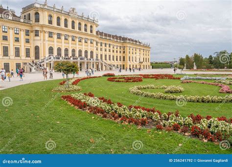 Vienna Austria August 20 2022 Tourists At Schoenbrunn Castle And
