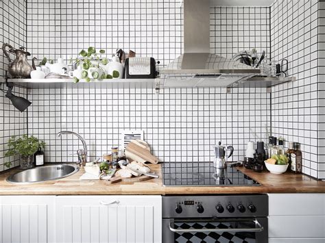 To emphasize the decluttered, minimalist aesthetic, keep countertops and shelving free from unnecessary wares and appliances. decordots: Scandinavian apartment with a romantic touch