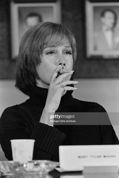 American Actress Mary Tyler Moore At A Press Conference In Los News