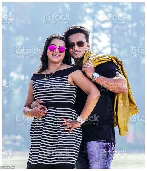 여름 방학 동안 해변에서 포옹 하는 미소 인도 커플 2명에 대한 스톡 사진 및 기타 이미지 2명 귀여운 긍정적인 감정 표현 Istock