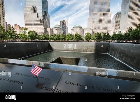 El Memorial Ground Zero En El Sitio De Las Torres Gemelas Del World